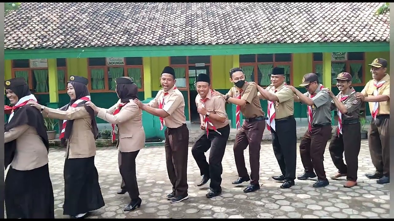 DINAMIKA KELOMPOK dengan background musik