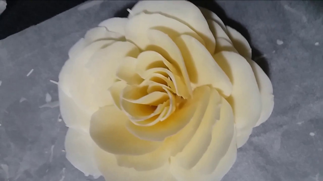 Fleur en chocolat blanc très facile
