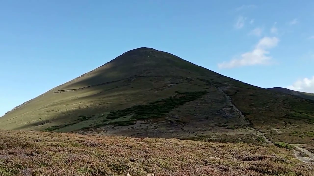 Nacimiento de río con cascadas. Puerto Piedrafita. Cordal de Lagos