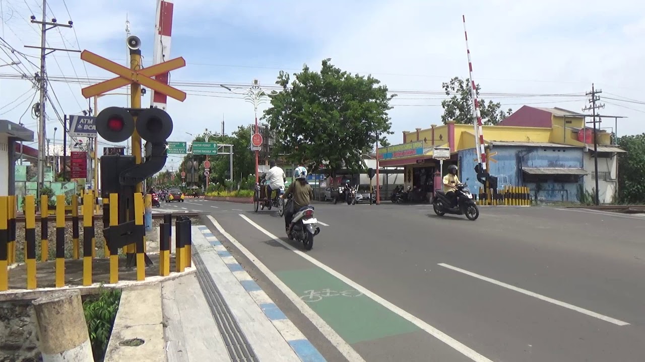 Perlintasan Kereta Api Mojokerto 2