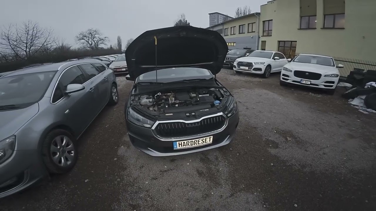 Расположение щупа для проверки уровня моторного масла в Skoda Fabia IV (2021 г. - настоящее время).