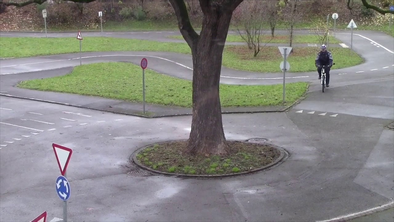 Velofahrer sollen im Kreisel in der Mitte der Fahrbahn fahren.