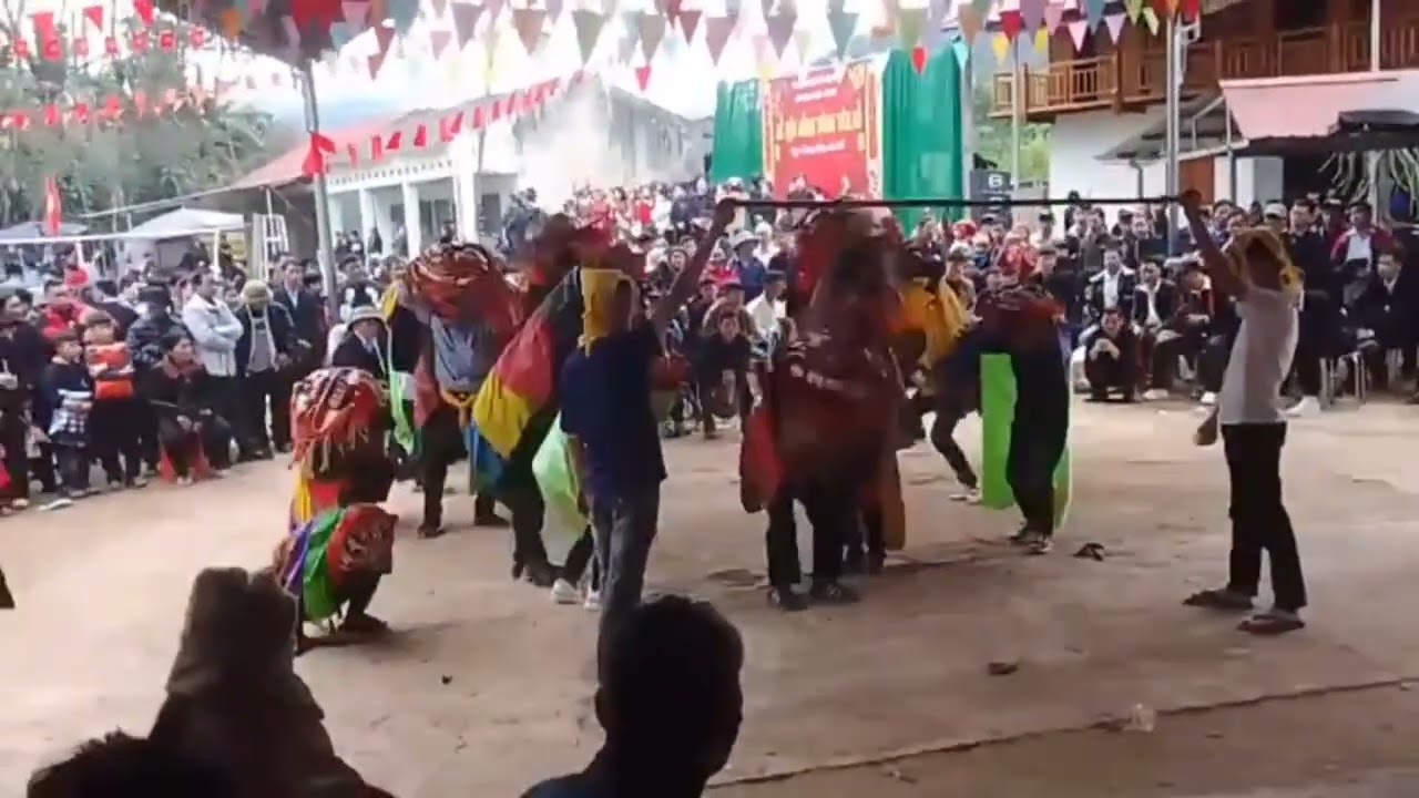 Lễ hội lồng tồng 15 tháng giêng Trung tâm Yên lỗ cũ múa lân đông vui quá 
