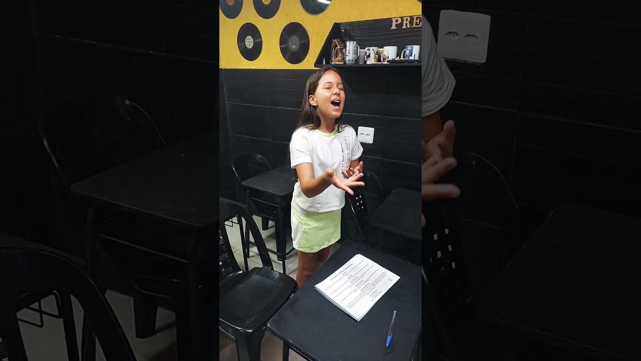 VIBRATO - Aula de CANTO (aluna Livia)