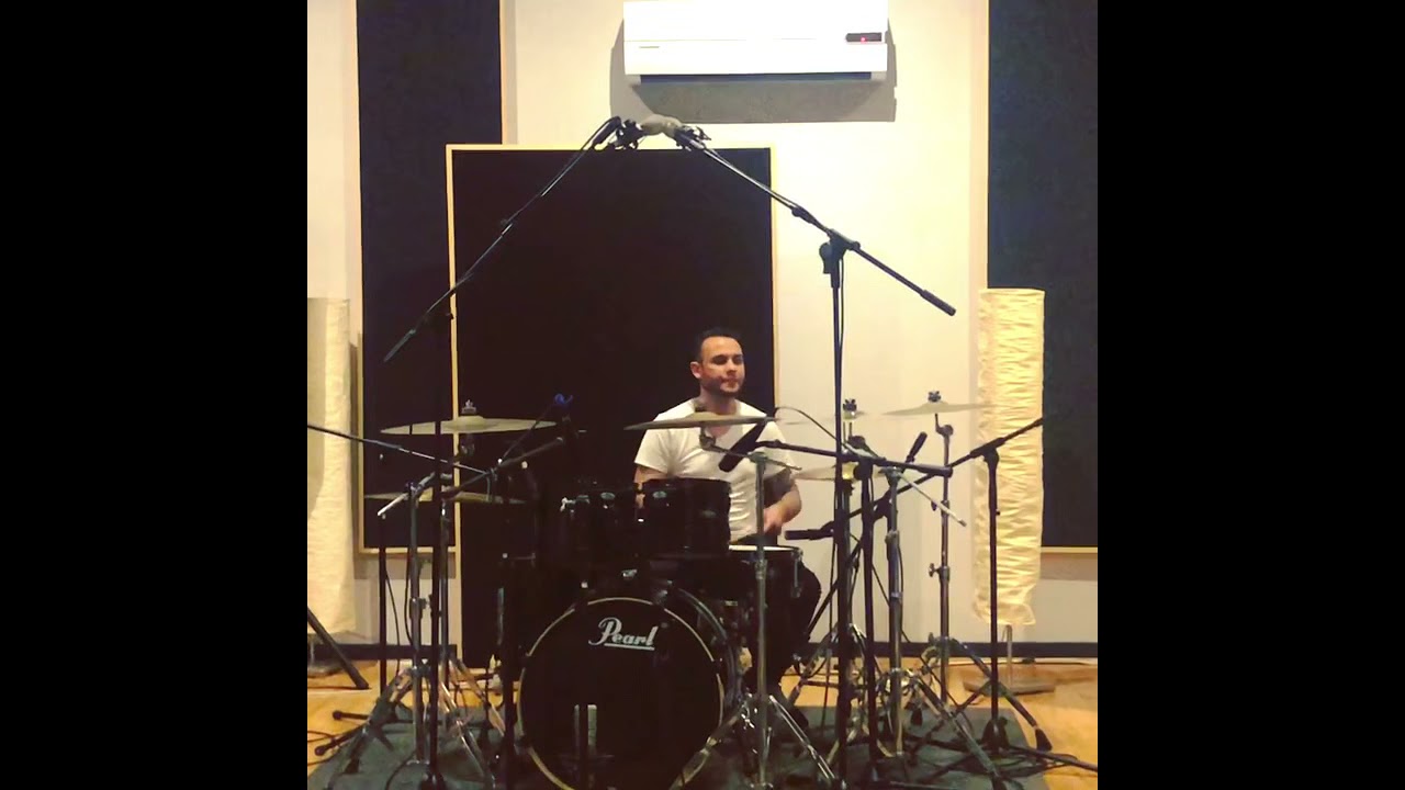 Warming up. Recording the Asbestos Fence EP @ Vision Studios (Perth, Australia)