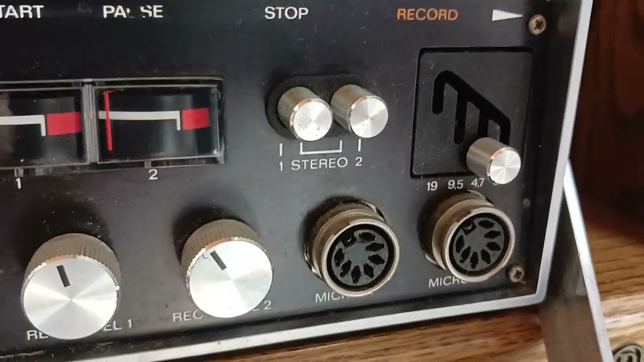Uher Report und Telefunken Magnetophon tragbare Tonbandgerate für Mono und Stereoaufnamen