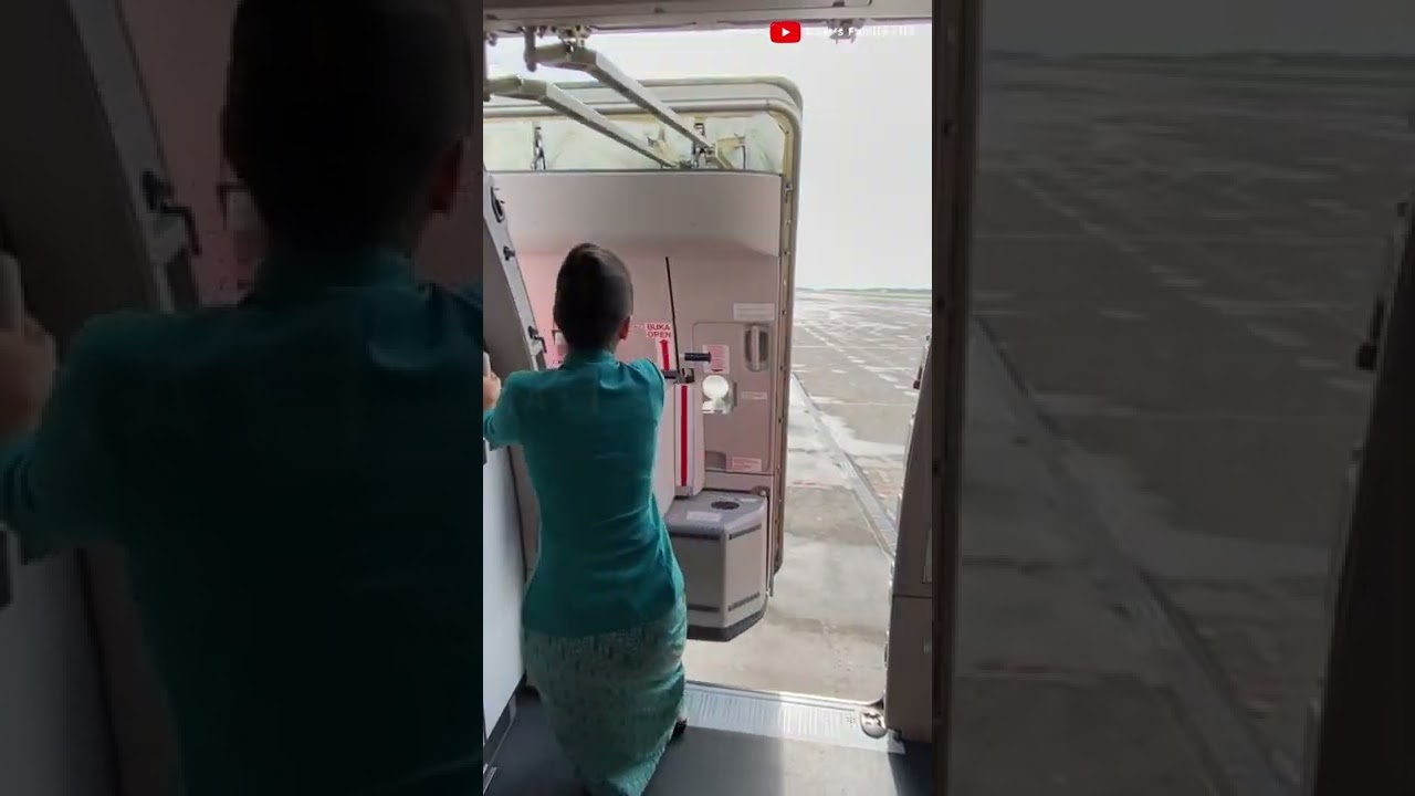 PRAMUGARI GARUDA INDONESIA TUTUP PINTU PESAWAT TERBANG AIRBUS #pramugarigarudaindonesia