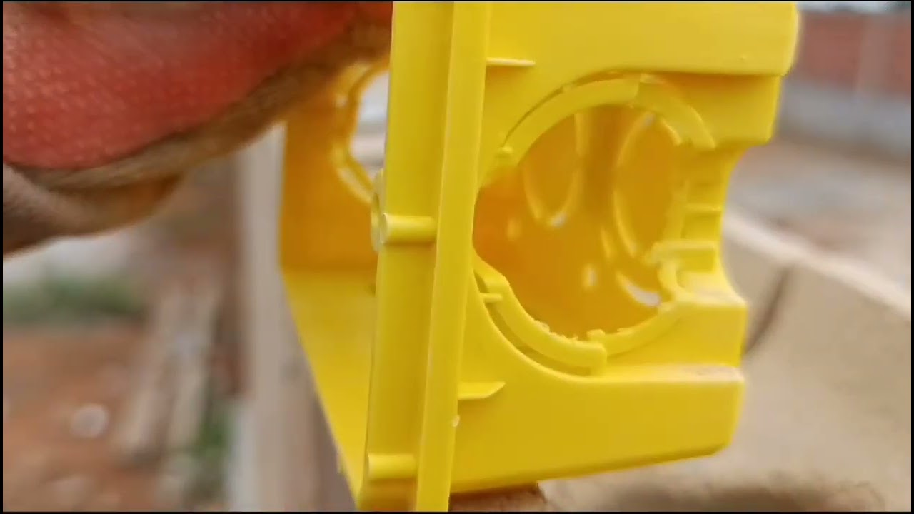 Vlog de obra! Colocando as caixinhas de luz no muro de tijolo ecol&oacute;gico.