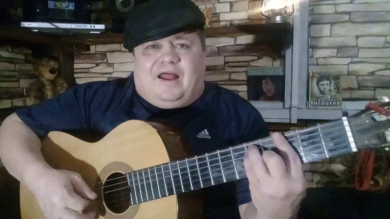 Искры в камине горят как рубины...