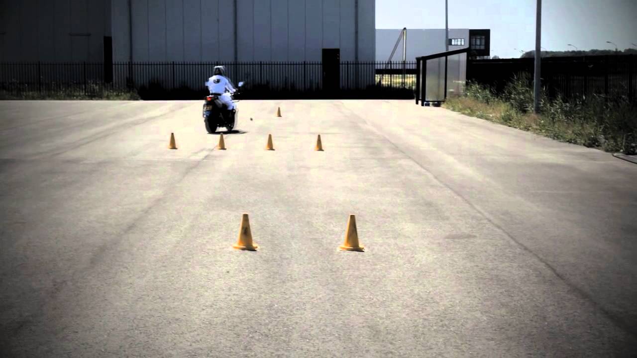 Uitwijkoefening | Instructievide's (AVB) Motor voertuigbeheersing | Motorrijbewijs