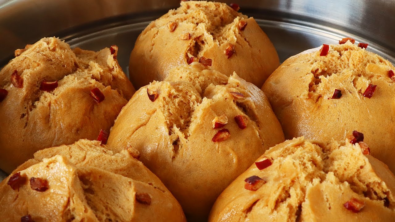 Миска с мукой и миска с водой научат вас делать булочки из коричневого сахара.