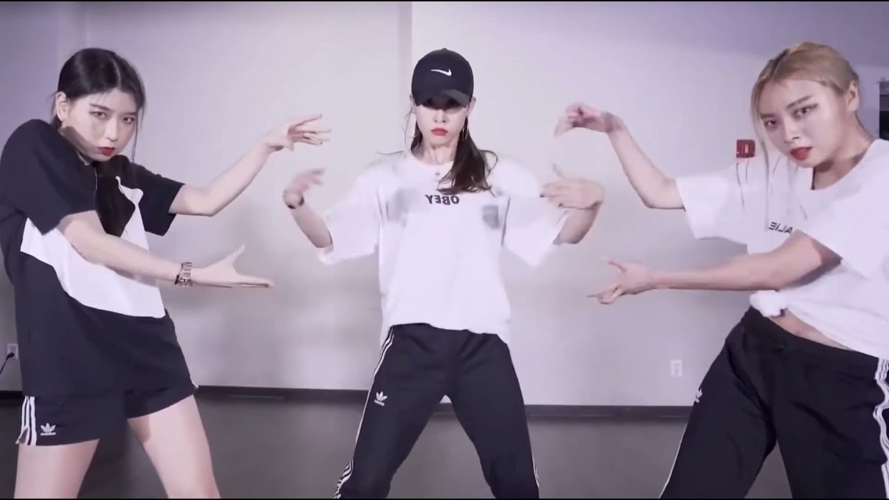 1383  Intro + SIREN (Sunmi) + Outro + Show Me (Alien) + Intro + Paint The Town (Loona)