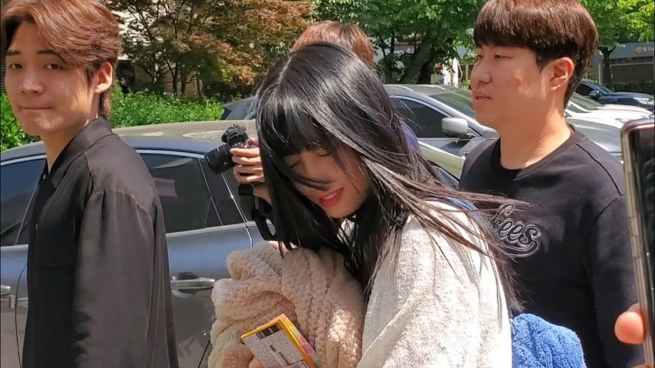 [FANCAM] 190503 트와이스 (TWICE) Momo Coming Back From A Nap (Music Bank)