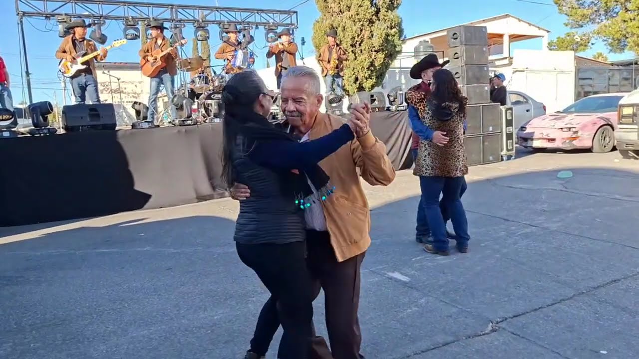 Así comenzaron con el baile de kermes 