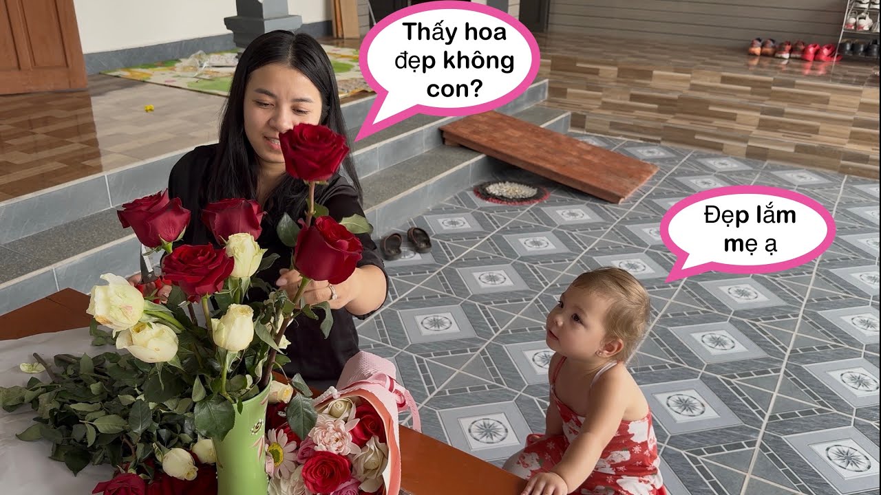 BỐ MUA QUÀ NGÀY LỄ TÌNH NHÂN CHO HAI MẸ CON 