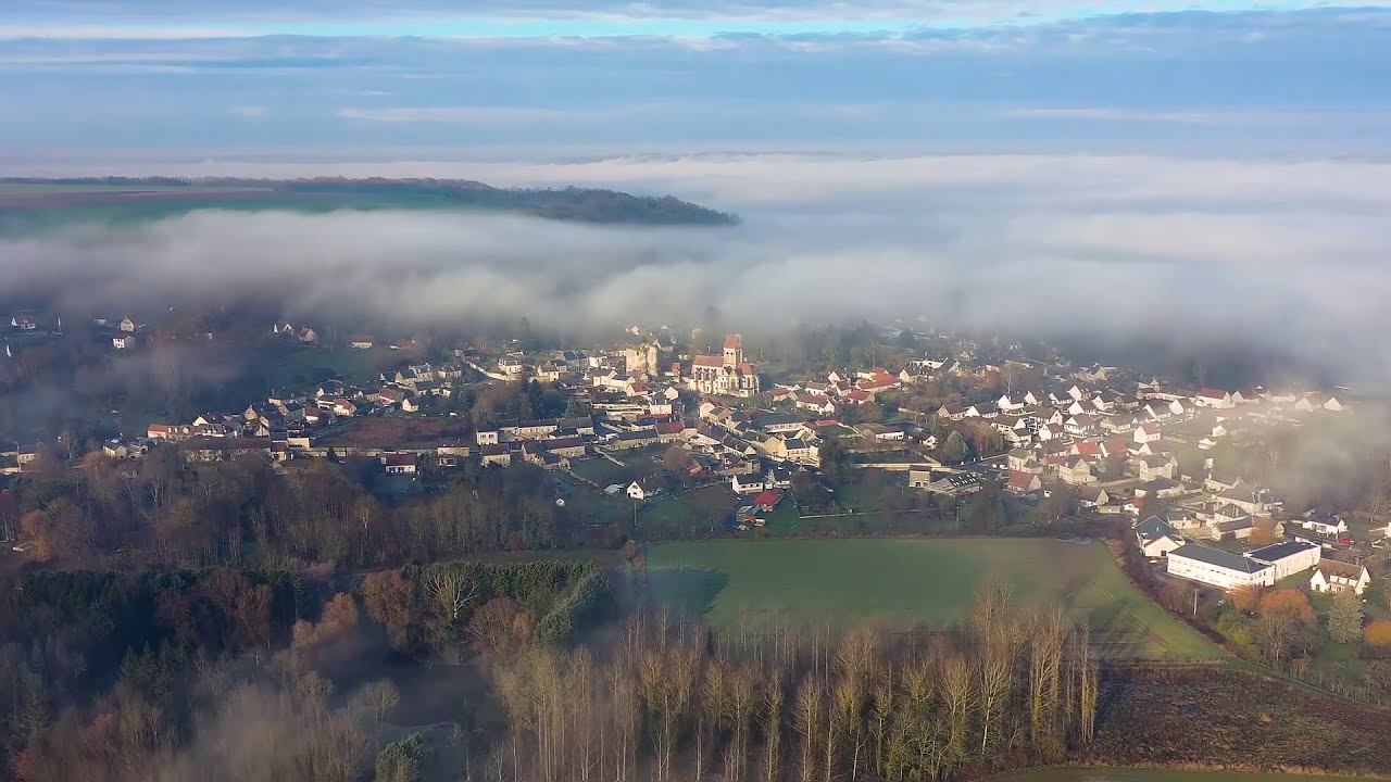 Drone Hyperlapse de la vague de brouillard sur Ambleny
