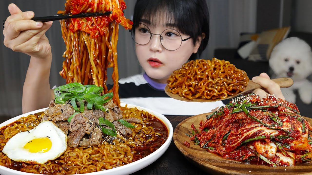 Острая лапша с черной фасолью и свежее кимчиKimchi Mukbang ASMR