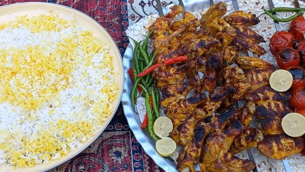 بهترین روش👌 مزه دار کردن بال و کتف مرغ کباب روی آتش در طبیعت با برنج زعفرانی
