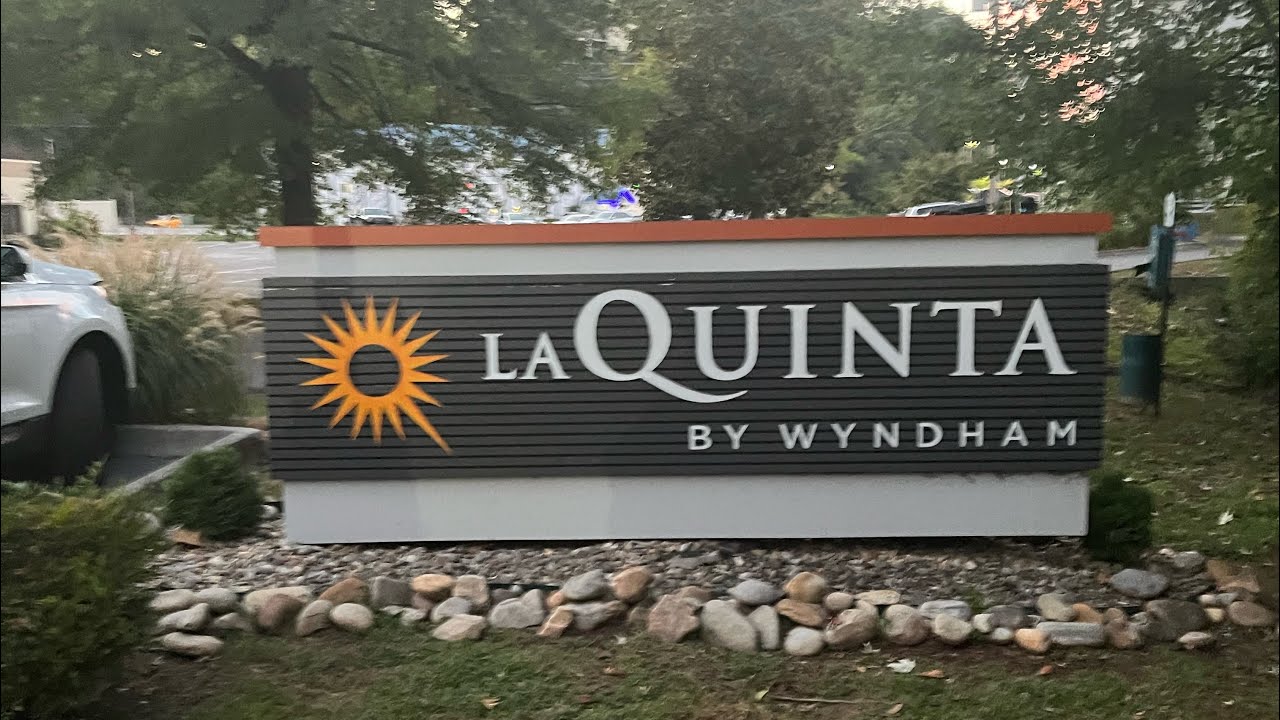Hotel Room Tour | Room 315, LaQuinta Inn & Suites by Wyndham Pigeon Forge/Dollywood | Pigeon Forge