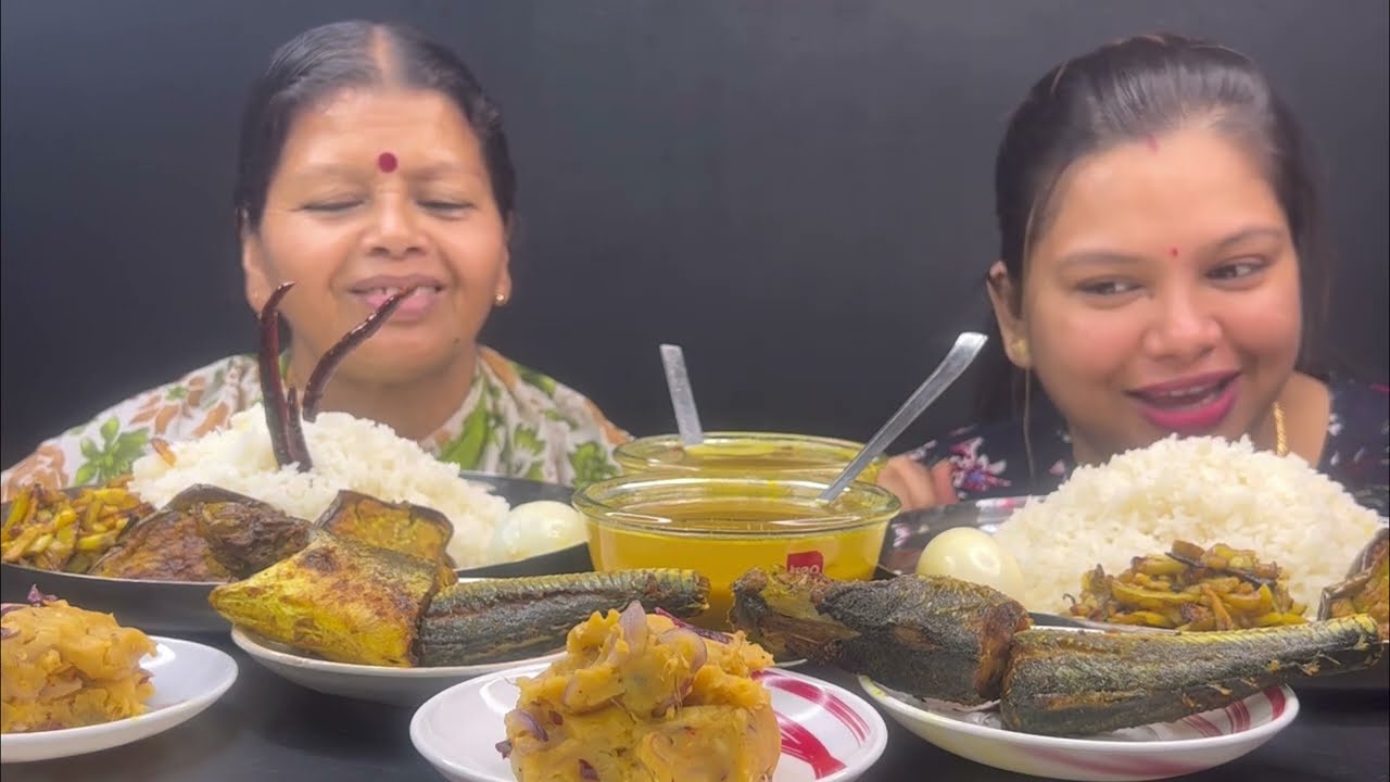 আজ অনেক দিন বাদে আমি আর মা দুপুরে জমিয়ে খেলাম।মা এর সঙ্গে চ্যালেঞ্জ ভিডিও করবো সেই সাহস আমার নেই।🤭