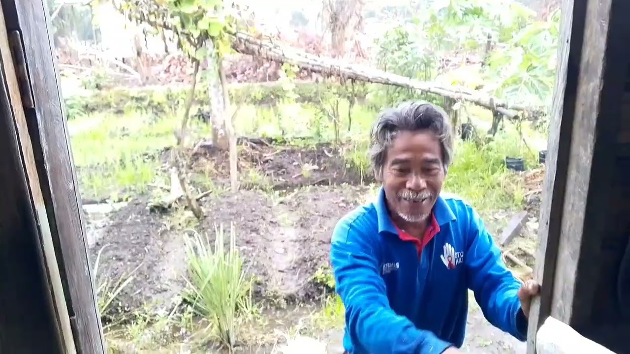 beribadah sambil jual hasil panen