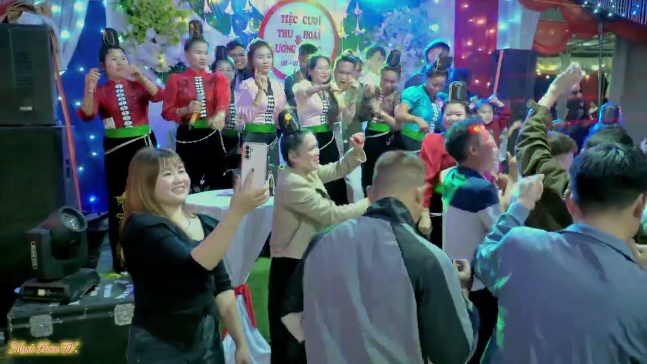 CHỊ EM BẢN LÈ NHẢY CỰC SÔI ĐỘNG MỪNG LỄ VU QUY THU HOÀI + LƯỜNG QUỐC BẢN LÈ CHIỀNG KHONG SƠN LA.