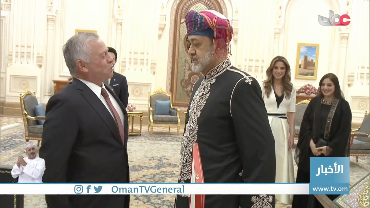 جلالةِ السُّلطان المعظم وأخوه جلالةُ الملك عبد الله الثاني ابن الحسين يتبادلان الأوسمة