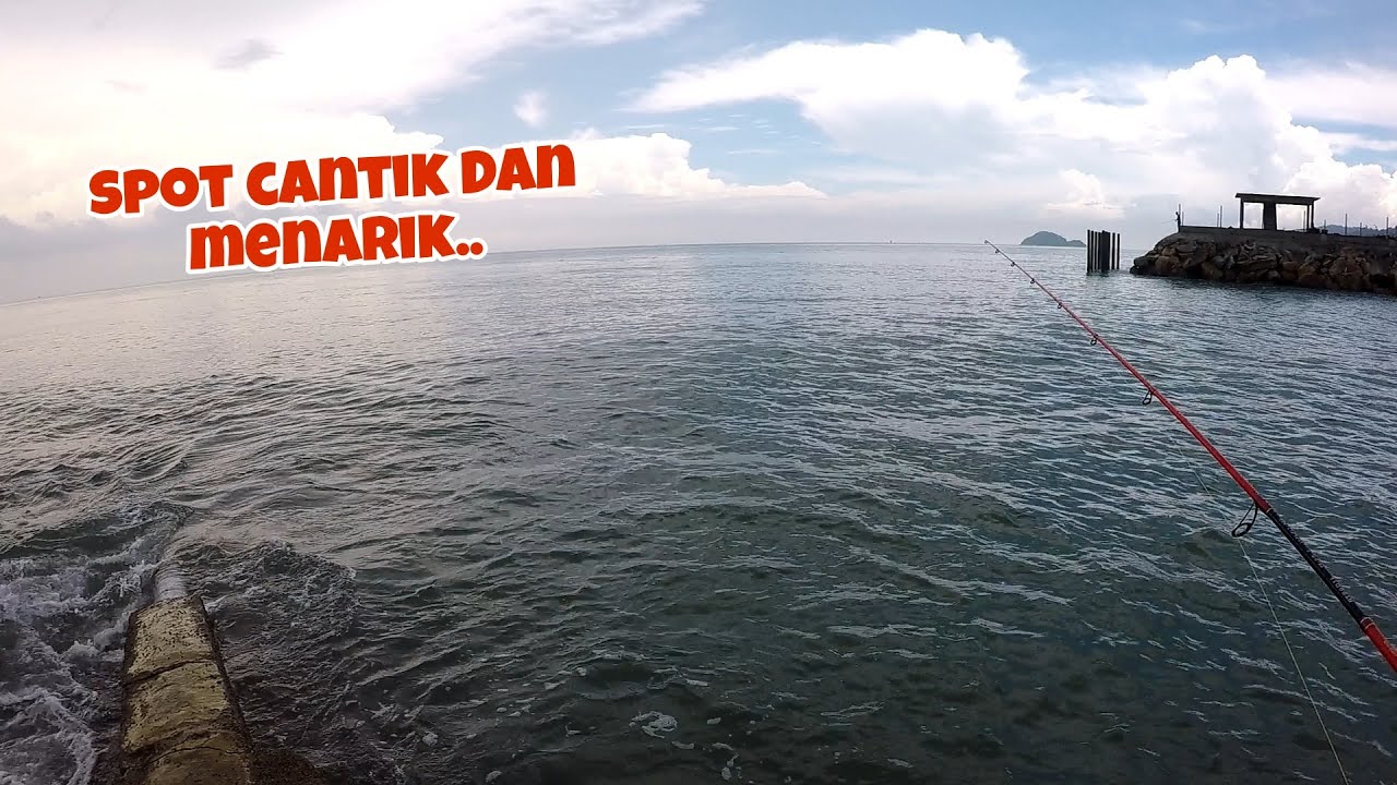 Memancing di Tepi Pantai Pasir Panjang