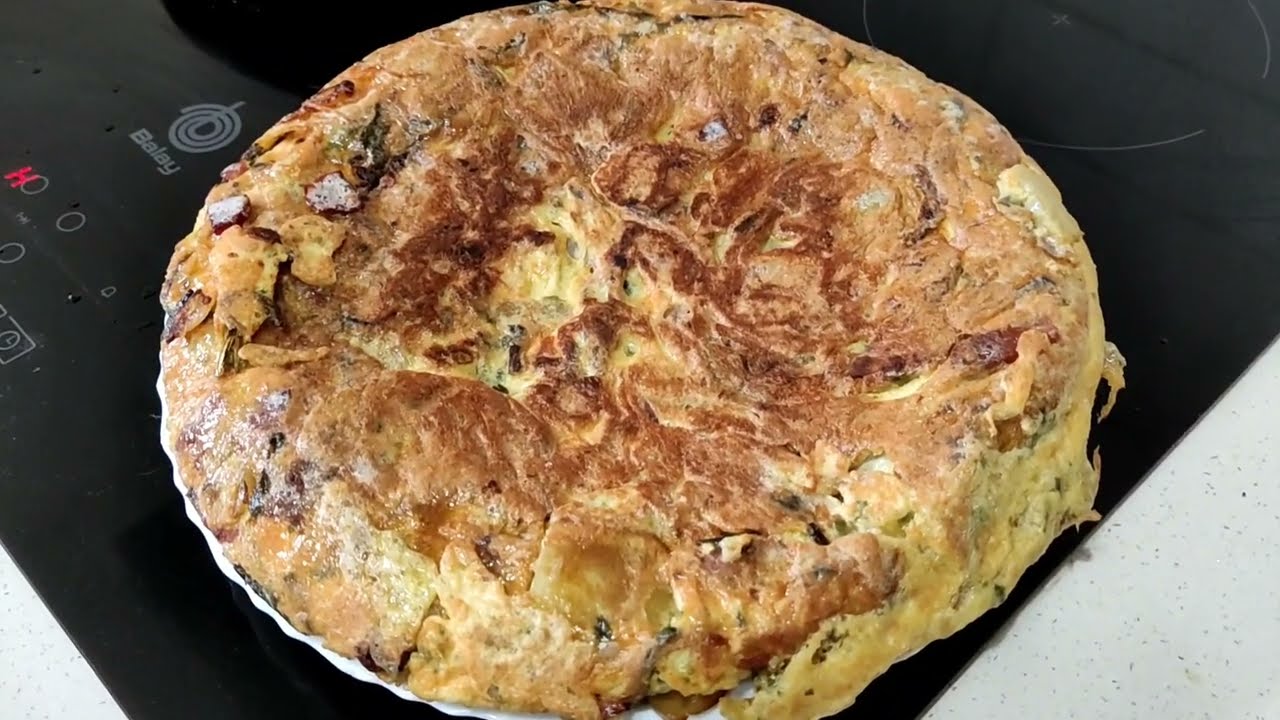 Cómo hacer tortilla de patata con cebolla jugosa espárragos y jamón serrano