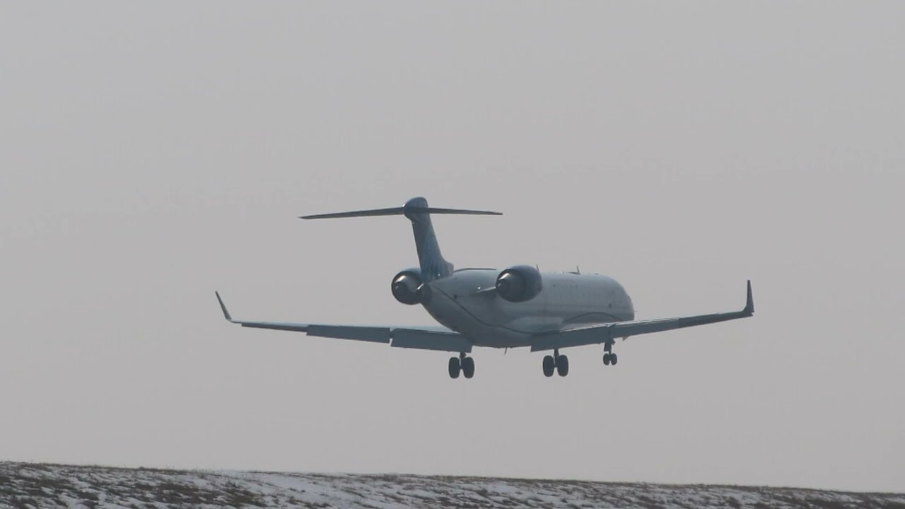 United Express CRJ-550 N537GJ Landing at KBUF