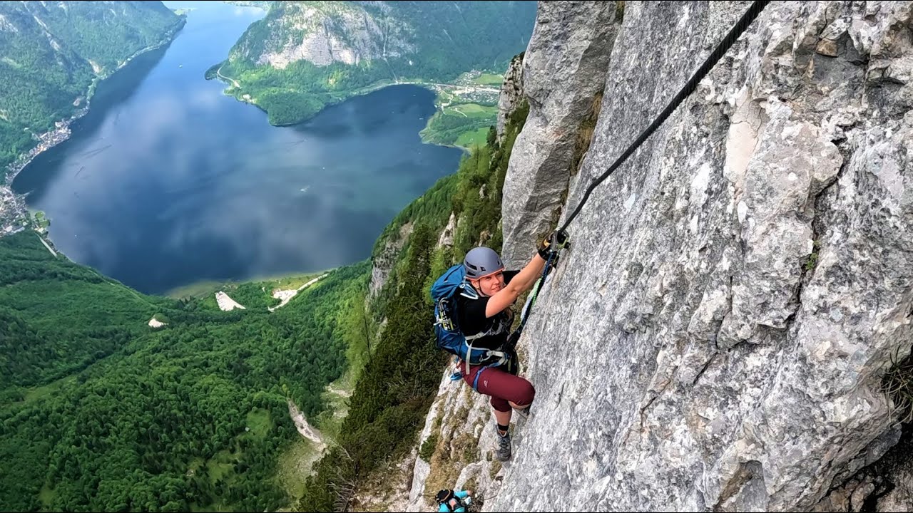 Seewand Klettersteig D/E s výhledem na Hallstatt a Ewige Wand