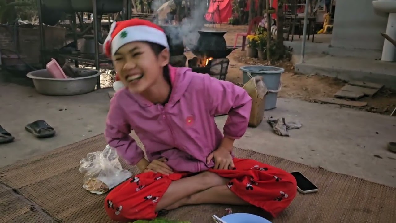 ลิงน้อยธิดาลาวทำกับข้าวกินเองเตรียมตัวขึ้นไลฟ์สดเย็นนี้ค่ะ @เจี๊ยบ ศรีวิไล
