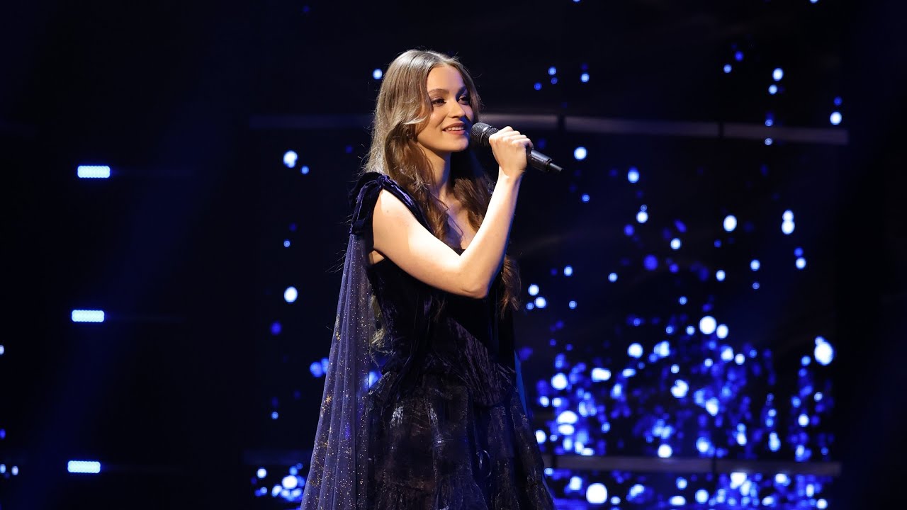 Krista Evandželīna (Krista Špīse) izpilda dziesmu 