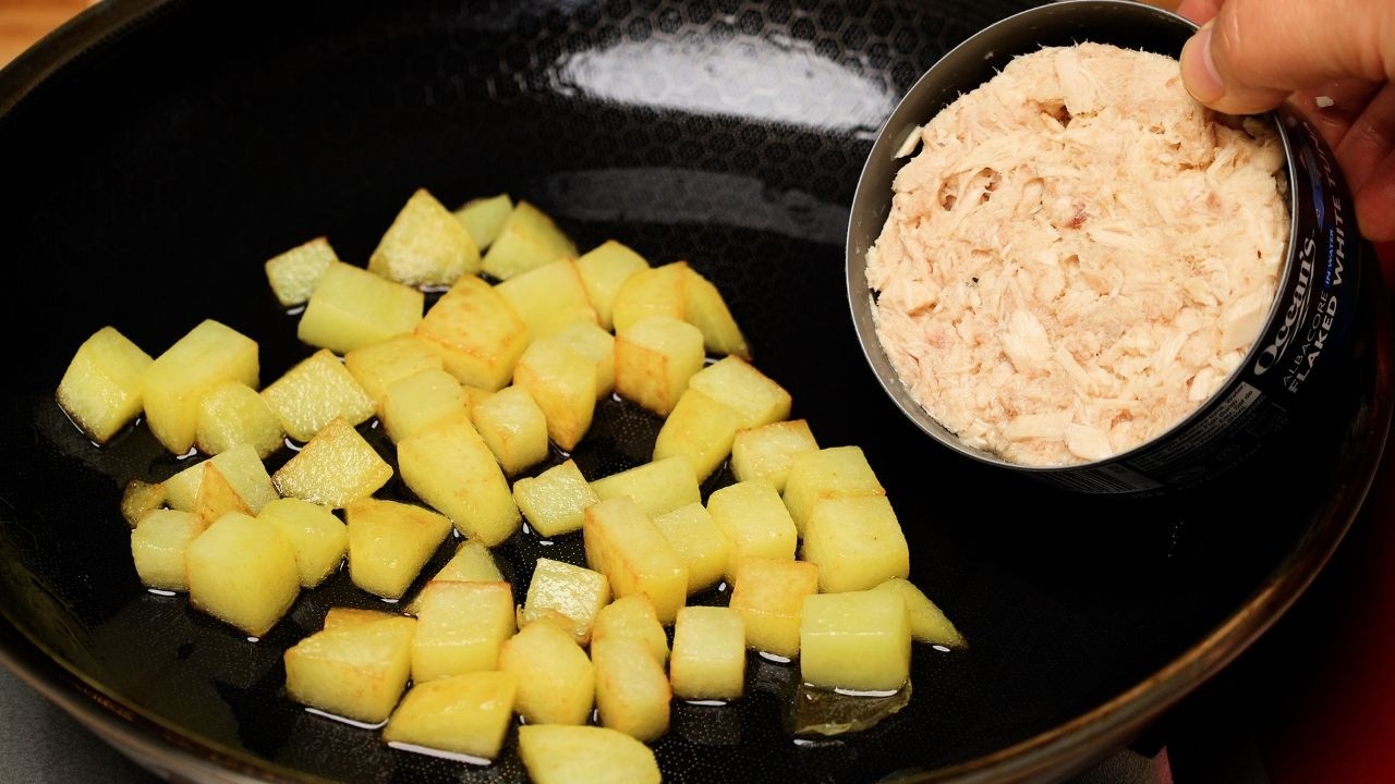 If you've 1 potato and 1 can of tuna, this breakfast recipe is for you! Simple and delicious