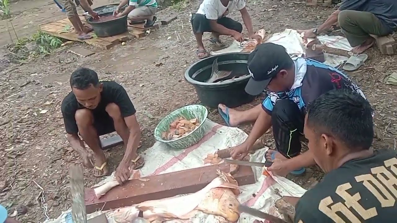 Rewang di tempat hajatan di kampung