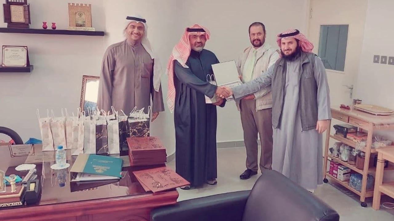 تكريم المعلمين في ثانوية عبدالله بن عباس المشاركين في فصول التقوية المجانية للطلاب عبر تطبيق تيمز