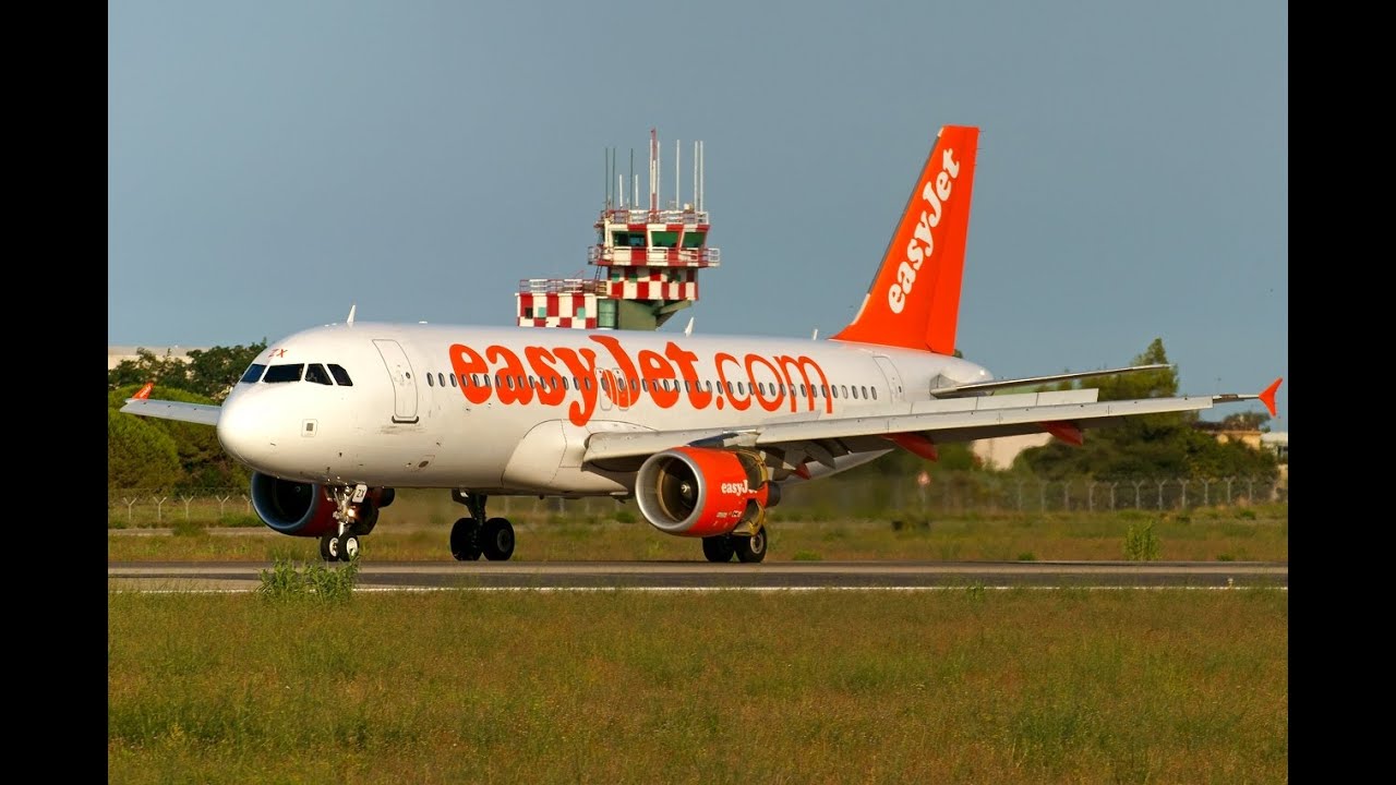 Evening traffic at Brindisi - Salento Airport [BDS-LIBR]