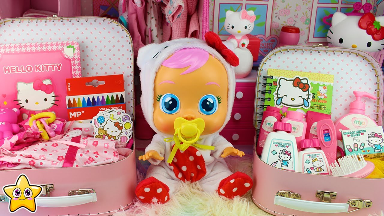 CRY BABIES Hello Kitty Preparo la MALETA, PAÑALERA y LONCHERA para ir de VIAJE | BEBÉS LLORONES