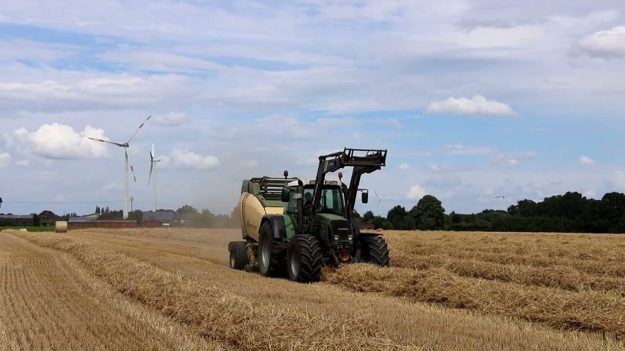 Fendt 714 mit Krone Comprima V 180 XC beim Stroh pressen.