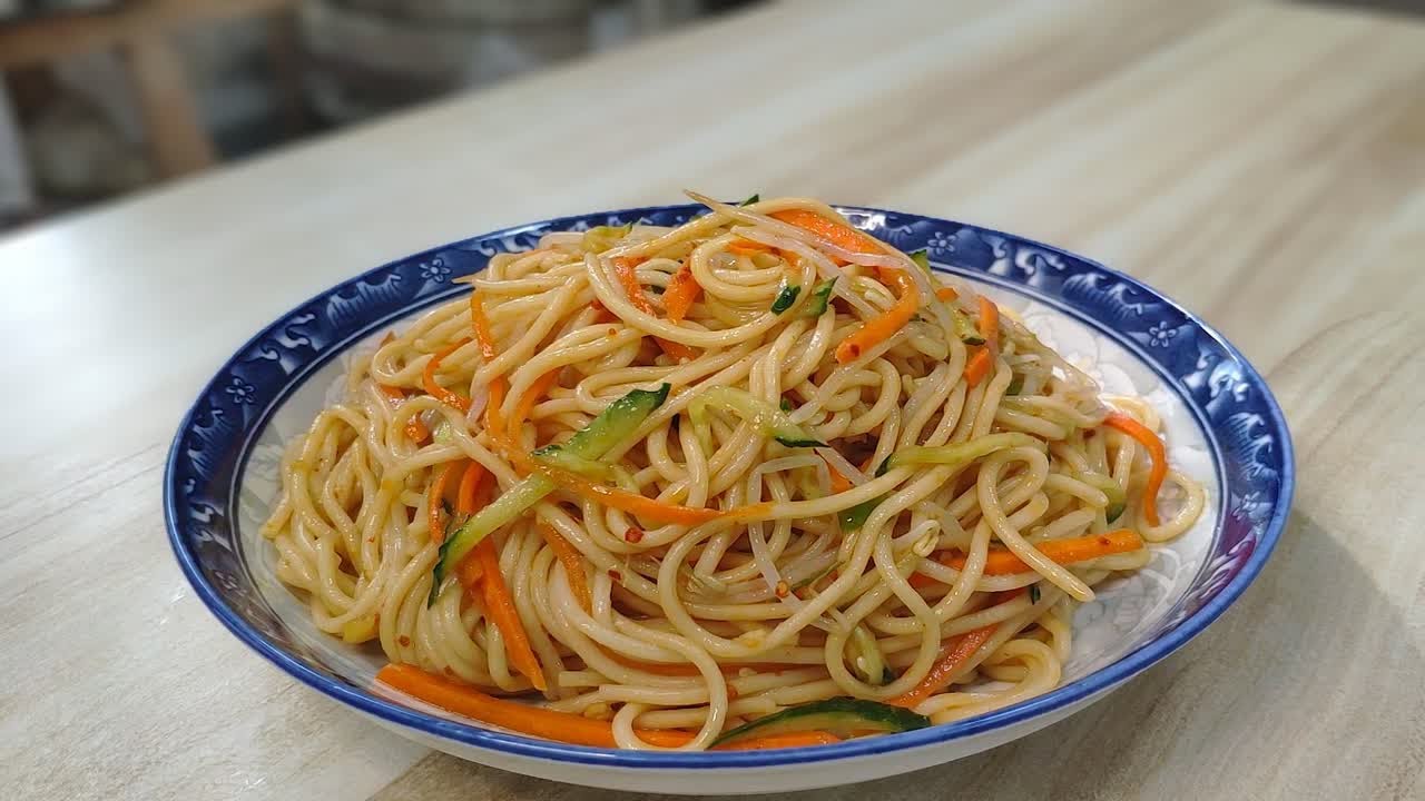 凉面的做法，面条筋道爽口又入味，夏天吃开胃过瘾