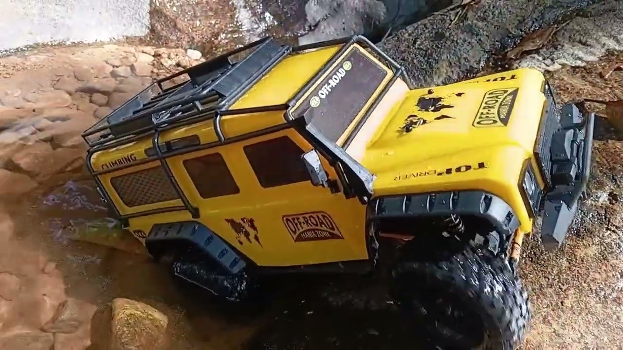 ZP 1005 1/10 Defender Crawling #rccar #remotecontrol #Viral #crawling #shorts#slowmotion
