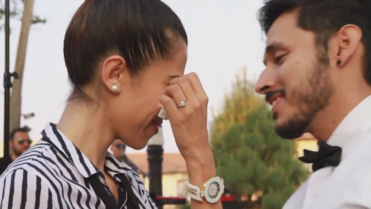 Propuesta de matrimonio donde el novio canta