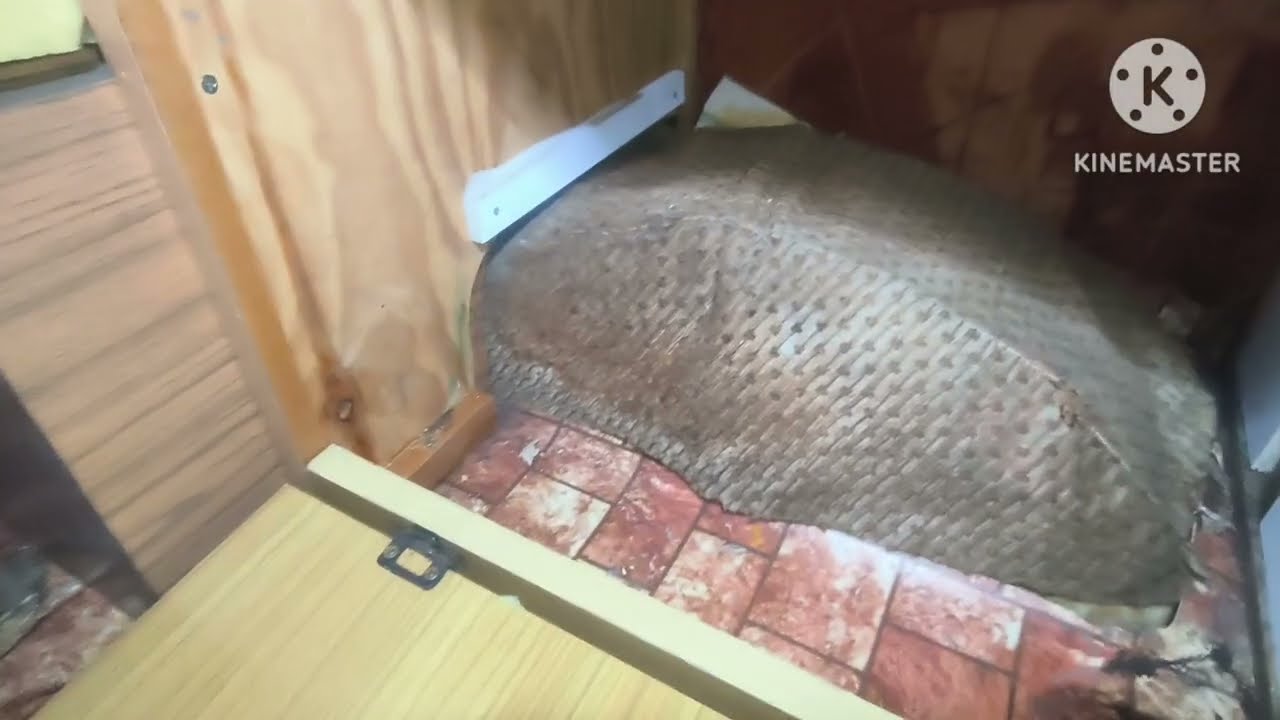Náhrada původní velké skříně za novou. A následná instalace. 😉 Do mého polského karavanu Niewiadow 