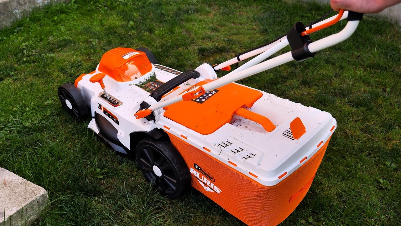 O noutate frumoasă! Mașină de tuns gazon cu acumulator RURIS RXI 4344e