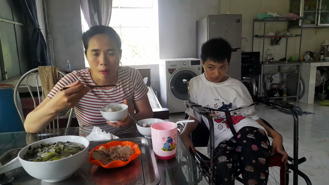 Bầu Canh nấu hến mời cả nhà ăn cơm Trưa cùng Trang nhé