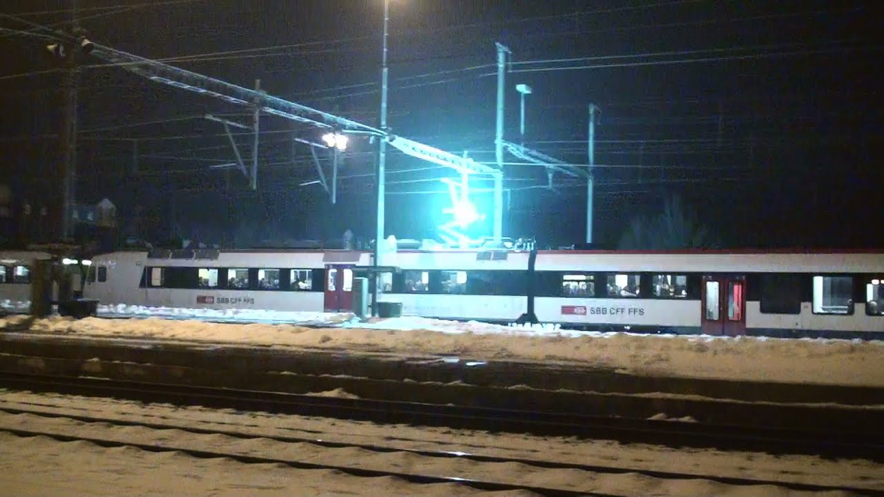 Züge unter Strom, Bügelfeuer à la carte, Pantograph sparks,vereisste Oberleitung - Zug