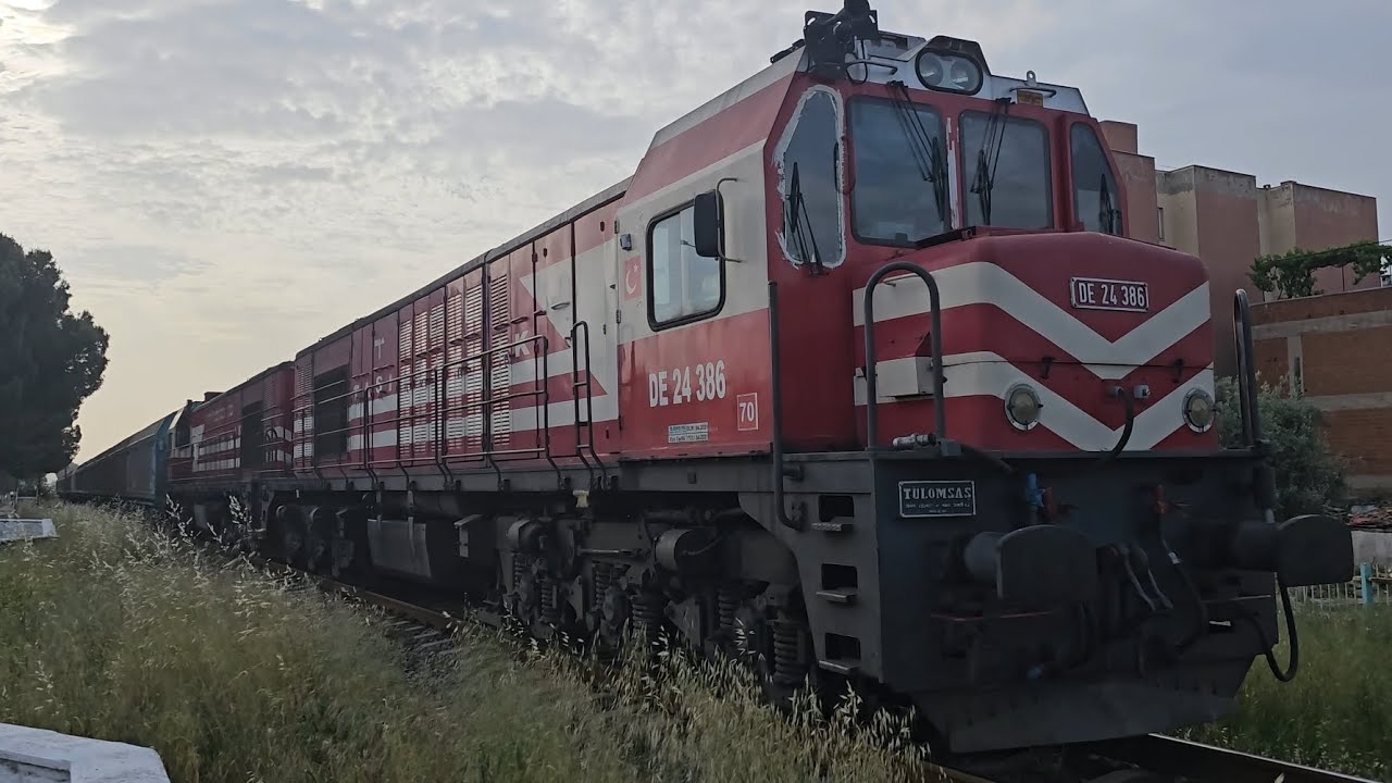 TCDD DE 24386-24116 AKUPLE YÜK TRENİ %3 RAMPAYA ÇIKARKEN