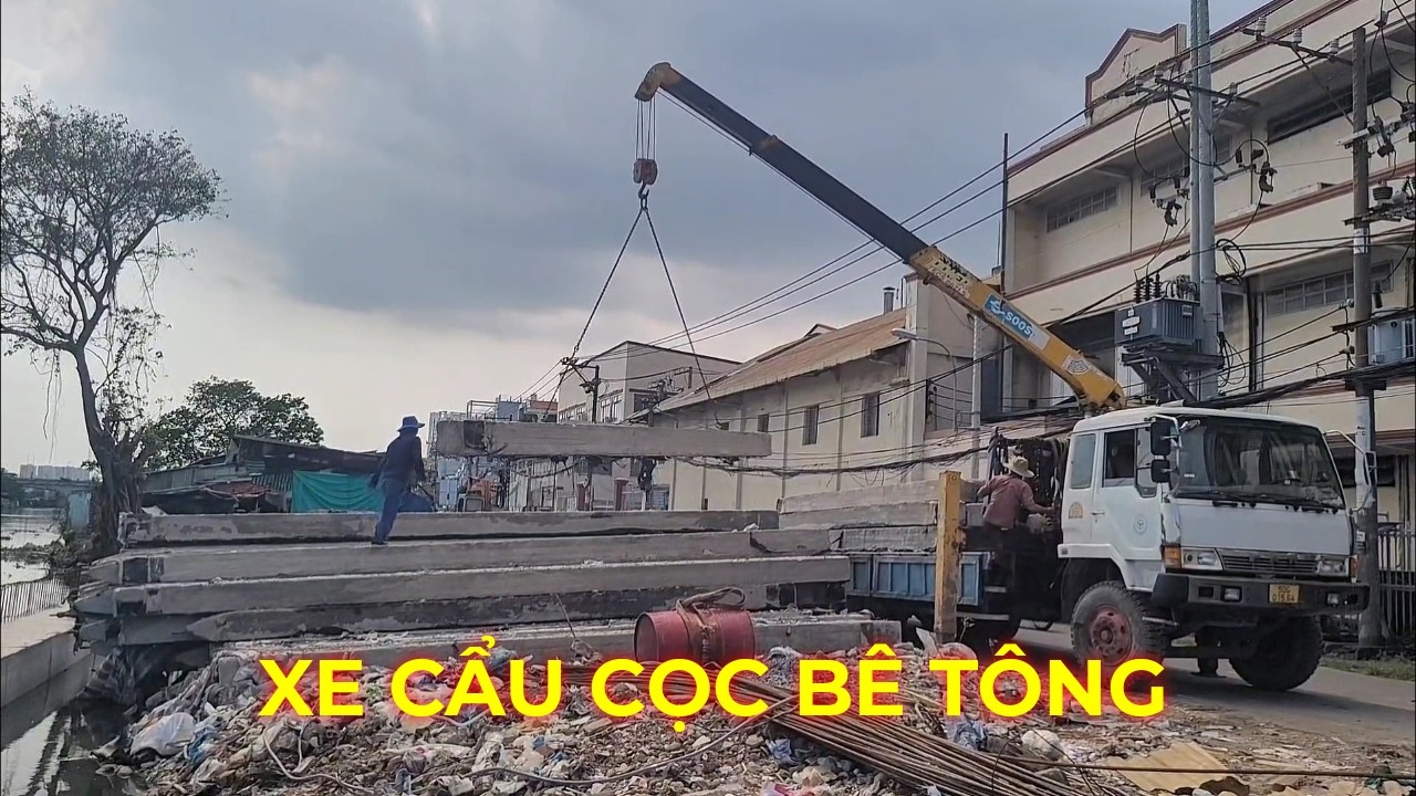Di chuyển cọc bê tông lên xe cẩu khu thi công Cầu Hiệp Ân 2 Bờ Bắc Kênh Đôi Quận 8 cũ
