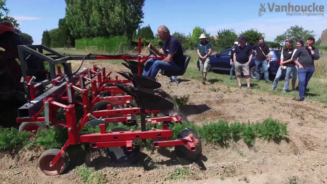 Demonstratie schoffelmachine wortels op ruggen