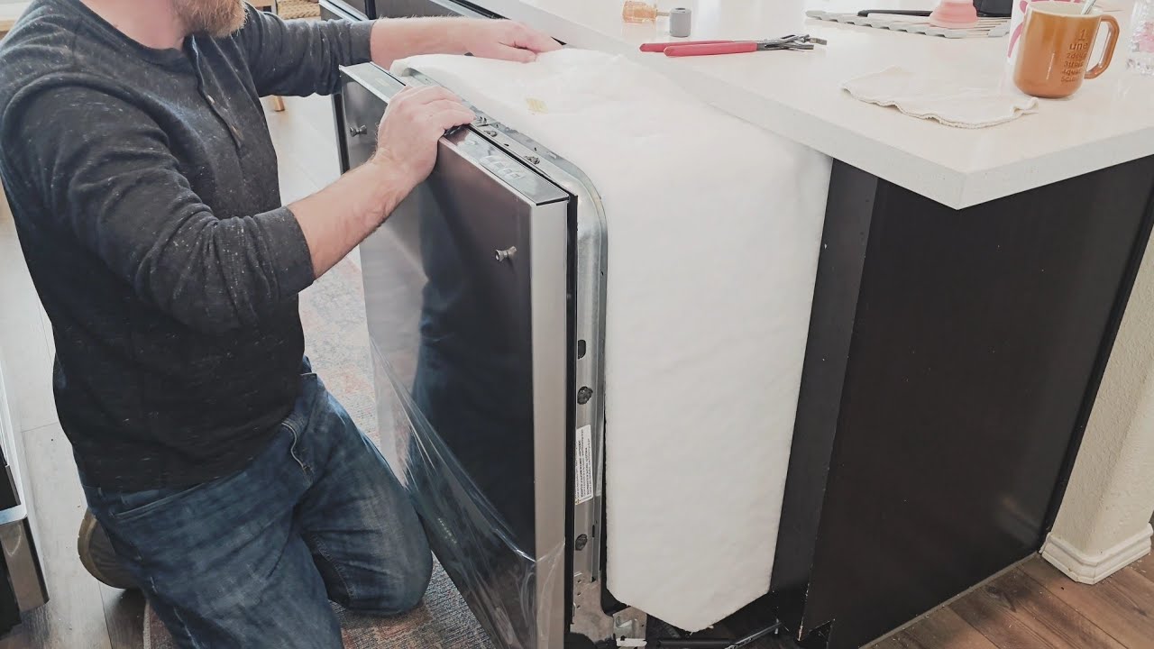 Установка посудомоечной машины Whirlpool модели WDT730HAMZ